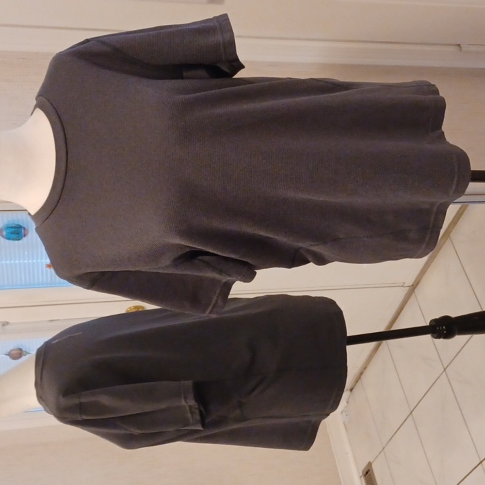 4/$60 Gray Ribbed Karbon Tee - Size Small